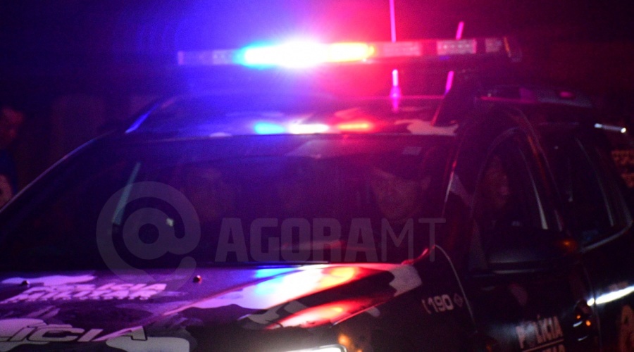 Imagem: Viatura PM Forca Tatica Motorista de aplicativo tem carro roubado e é deixado em estrada; suspeito cai em buraco e abandona veículo