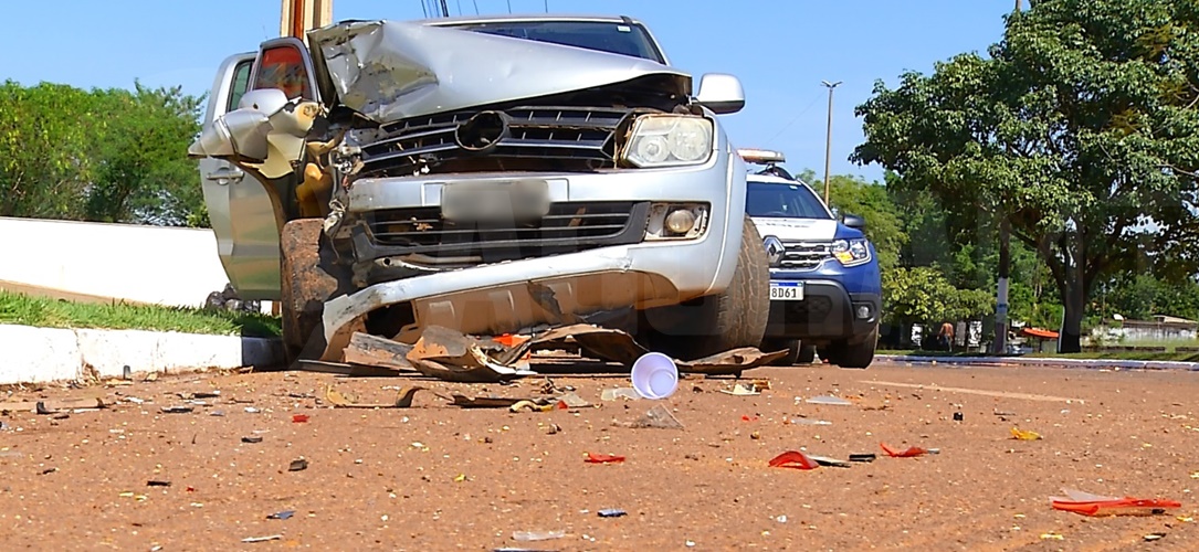 Imagem: O motorista da Amarok bateu na traseira de outra caminhonete Acidente entre caminhonetes deixa a frente de Amarok destruída