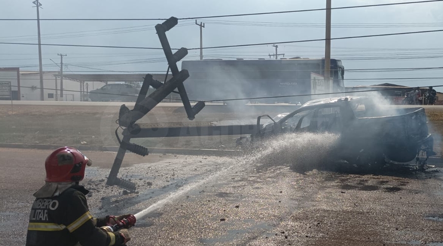 Imagem: Bombeiro no combate ao fogo no automovel Médica morre carbonizada após bater carro em poste; crianças também estavam no veículo
