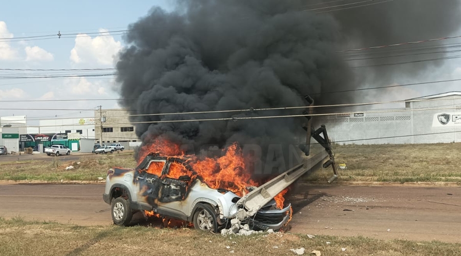 Imagem: Momento que o carro era consumido pelas chamas Médica morre carbonizada após bater carro em poste; crianças também estavam no veículo