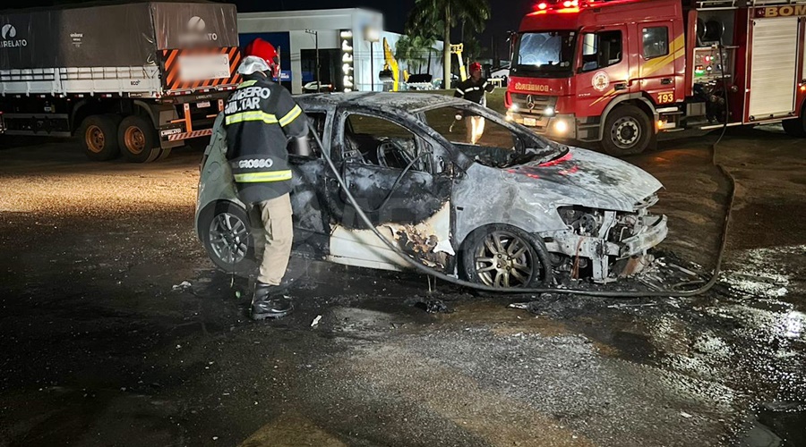 Imagem: carro fogo Carro pega fogo e fica destruído após veículo passar por revisão em oficina mecânica