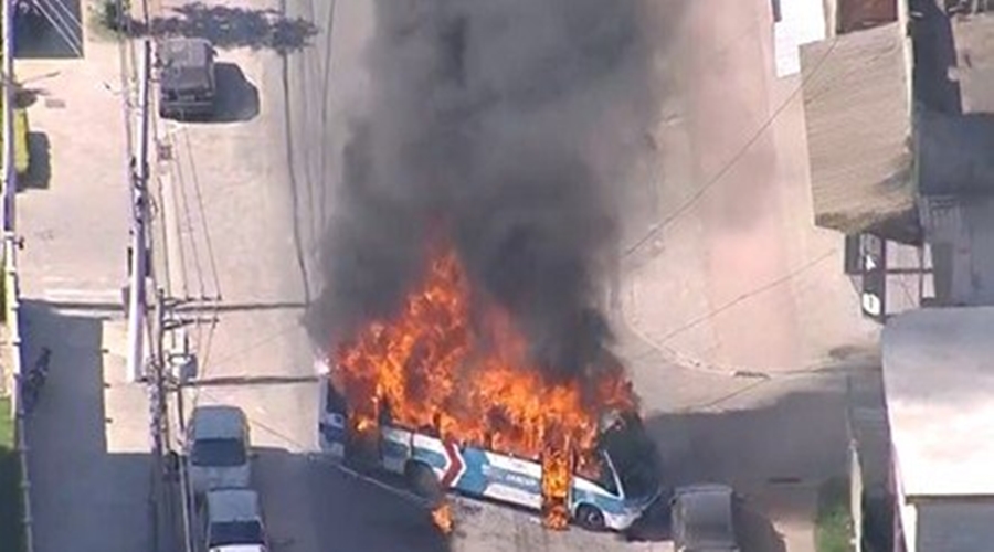 Imagem: onibus incendiado Mais de 30 ônibus são incendiados após morte de sobrinho de miliciano